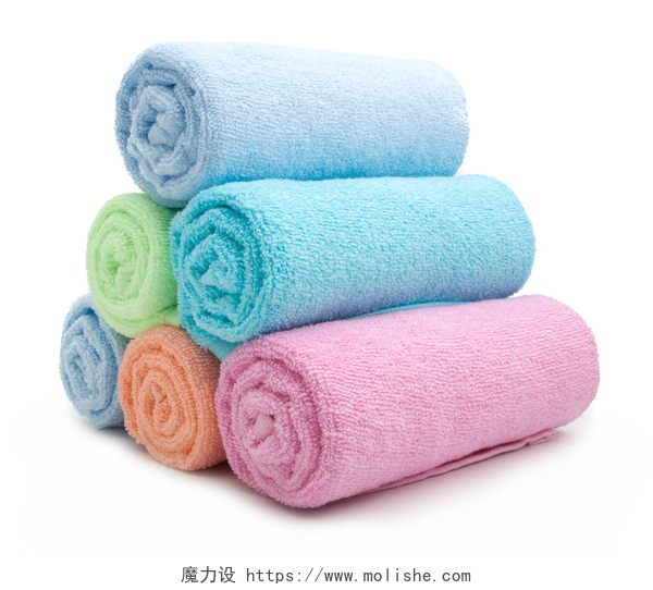 白色背景上的彩色毛巾桩的彩虹色毛巾